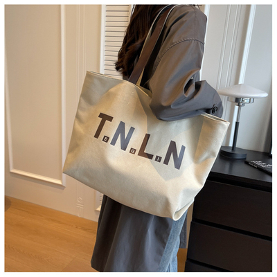 Le sac à main pour étudiants, la mode, le maquillage, le sac à maman.