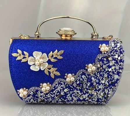 Sac de soirée de luxe fabriqué avec des matériaux idéaux pour les mariages, les fêtes et les soirées avec un intérieur spacieux