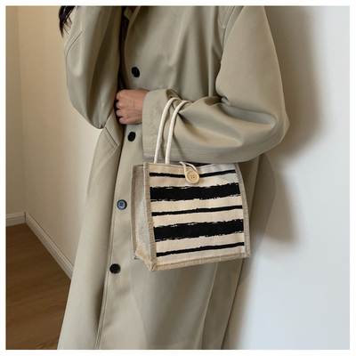 Le sac à main est une boîte de travail.