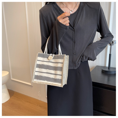 Le sac à main est une boîte de travail.