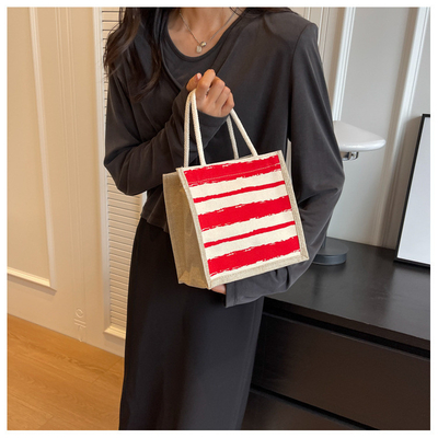 Le sac à main est une boîte de travail.