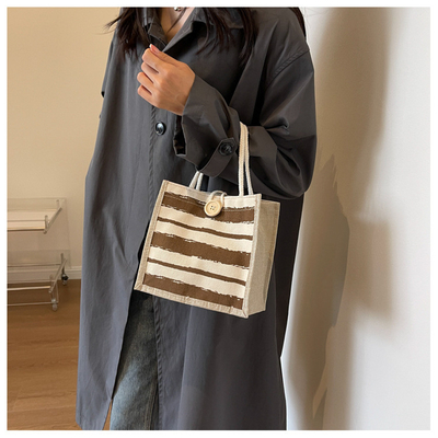 Le sac à main est une boîte de travail.
