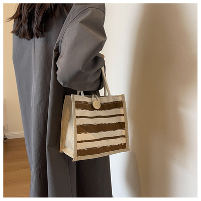 Le sac à main est une boîte de travail.