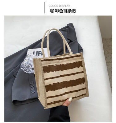 Le sac à main est une boîte de travail.