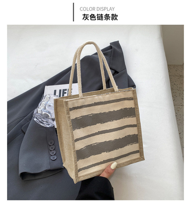 Le sac à main est une boîte de travail.