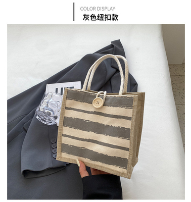 Le sac à main est une boîte de travail.
