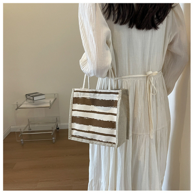 Le sac à main est une boîte de travail.