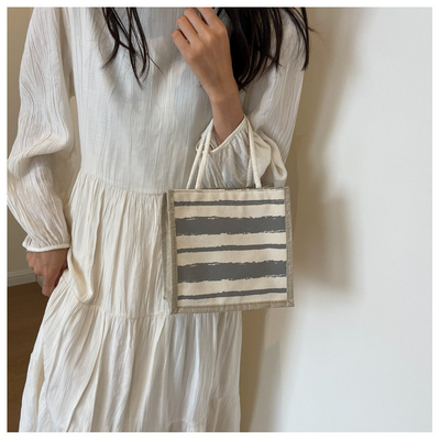 Le sac à main est une boîte de travail.