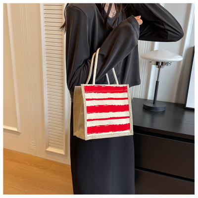 Le sac à main est une boîte de travail.