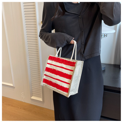 Le sac à main est une boîte de travail.