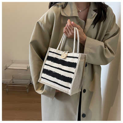 Le sac à main est une boîte de travail.