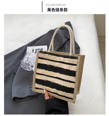 Le sac à main est une boîte de travail.