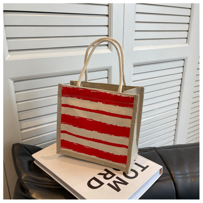 Le sac à main est une boîte de travail.