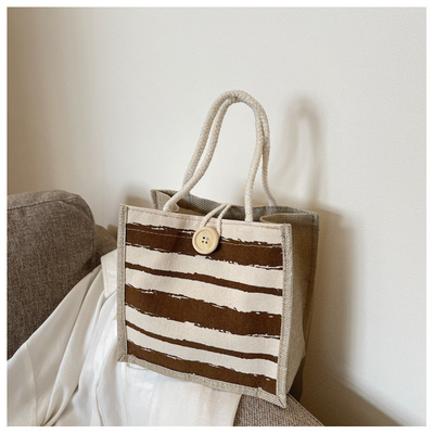 Le sac à main est une boîte de travail.