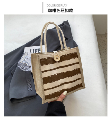 Le sac à main est une boîte de travail.
