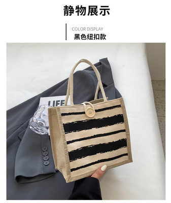Le sac à main est une boîte de travail.