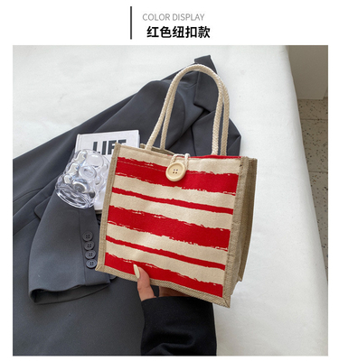 Le sac à main est une boîte de travail.
