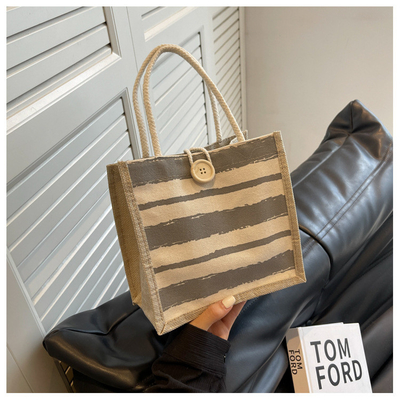Le sac à main est une boîte de travail.