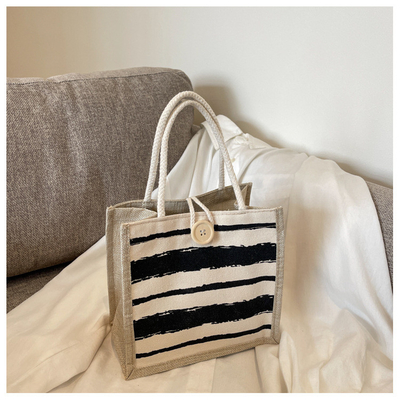 Le sac à main est une boîte de travail.
