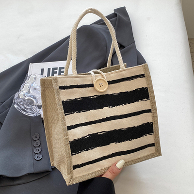 Le sac à main est une boîte de travail.