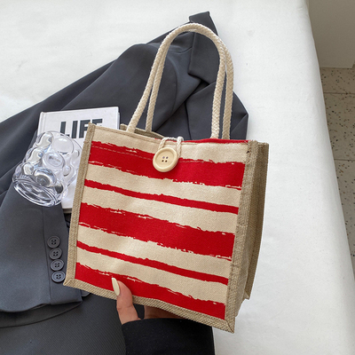 Le sac à main est une boîte de travail.