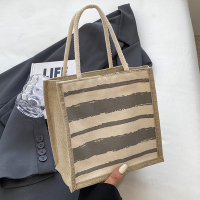 Le sac à main est une boîte de travail.