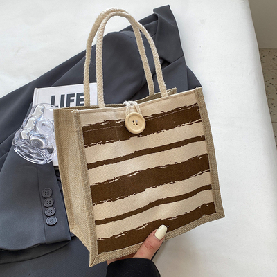 Le sac à main est une boîte de travail.