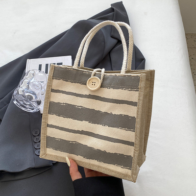 Le sac à main est une boîte de travail.