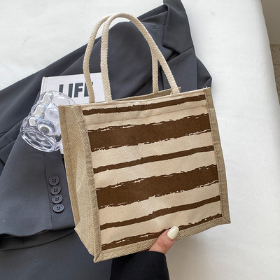 Le sac à main est une boîte de travail.