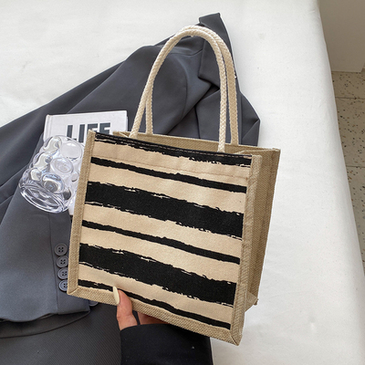 Le sac à main est une boîte de travail.