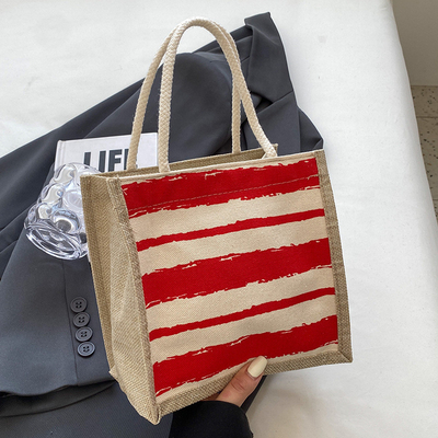 Le sac à main est une boîte de travail.