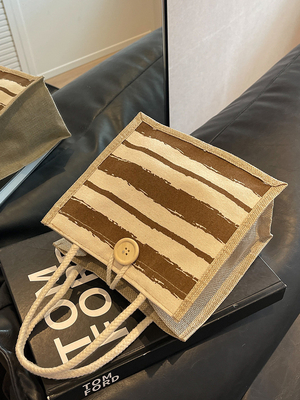 Le sac à main est une boîte de travail.