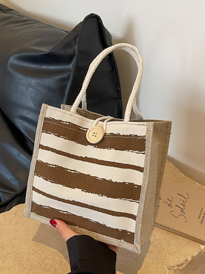 Le sac à main est une boîte de travail.