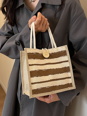Le sac à main est une boîte de travail.