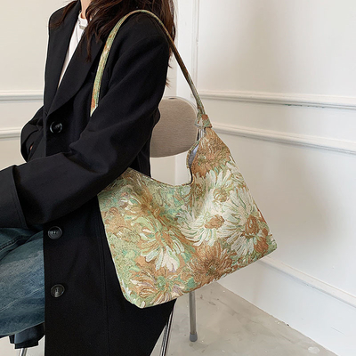 L'équipement est équipé d'un boîtier de poche, un sac à main, un sac à main, un sac à main, un sac à main, un sac à main.