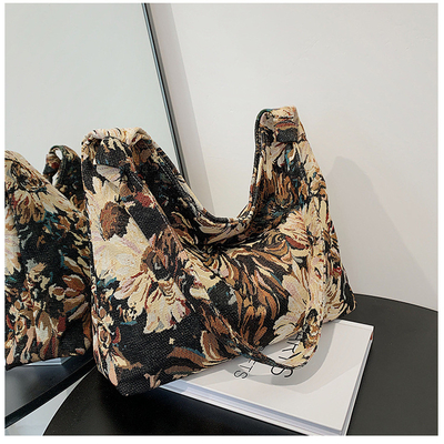 L'équipement est équipé d'un boîtier de poche, un sac à main, un sac à main, un sac à main, un sac à main, un sac à main.