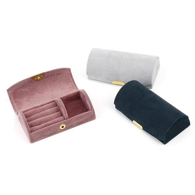 Une boîte à bijoux en velours de qualité supérieure, une bague, un bracelet, un collier, une boîte de rangement, un petit bijou portable.
