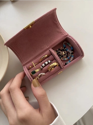 Une boîte à bijoux en velours de qualité supérieure, une bague, un bracelet, un collier, une boîte de rangement, un petit bijou portable.