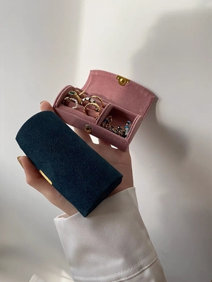Une boîte à bijoux en velours de qualité supérieure, une bague, un bracelet, un collier, une boîte de rangement, un petit bijou portable.