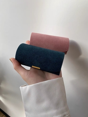 Une boîte à bijoux en velours de qualité supérieure, une bague, un bracelet, un collier, une boîte de rangement, un petit bijou portable.