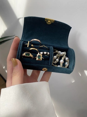 Une boîte à bijoux en velours de qualité supérieure, une bague, un bracelet, un collier, une boîte de rangement, un petit bijou portable.