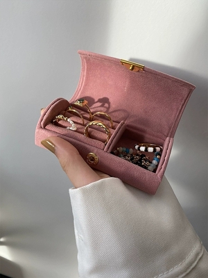Une boîte à bijoux en velours de qualité supérieure, une bague, un bracelet, un collier, une boîte de rangement, un petit bijou portable.