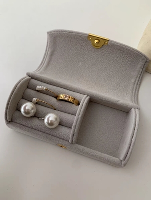 Une boîte à bijoux en velours de qualité supérieure, une bague, un bracelet, un collier, une boîte de rangement, un petit bijou portable.