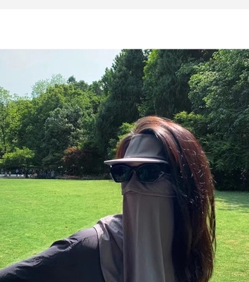 L'explosion de la célébrité d'Internet couvre tout le visage pour empêcher la lumière ultraviolette