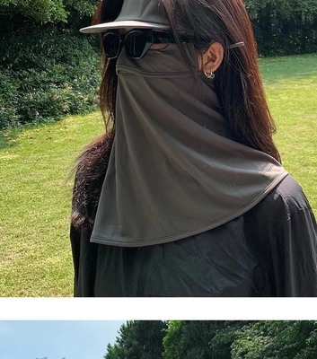 L'explosion de la célébrité d'Internet couvre tout le visage pour empêcher la lumière ultraviolette