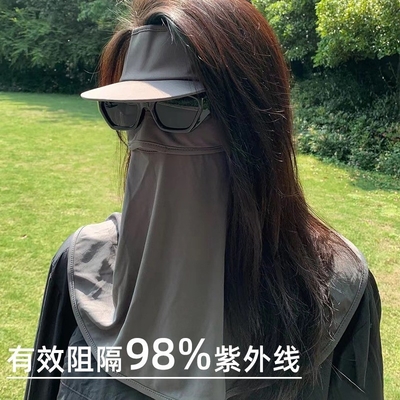 L'explosion de la célébrité d'Internet couvre tout le visage pour empêcher la lumière ultraviolette