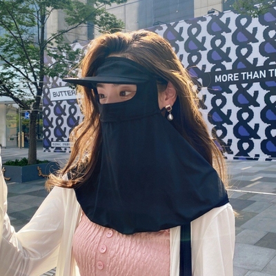 L'explosion de la célébrité d'Internet couvre tout le visage pour empêcher la lumière ultraviolette
