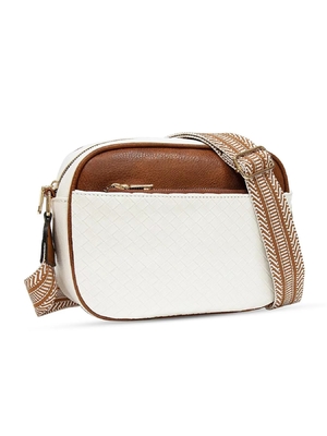 La couleur de l'étiquette est la même que celle du sac à main.