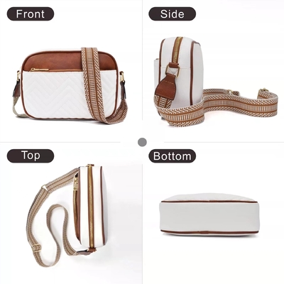La couleur de l'étiquette est la même que celle du sac à main.