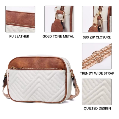 La couleur de l'étiquette est la même que celle du sac à main.